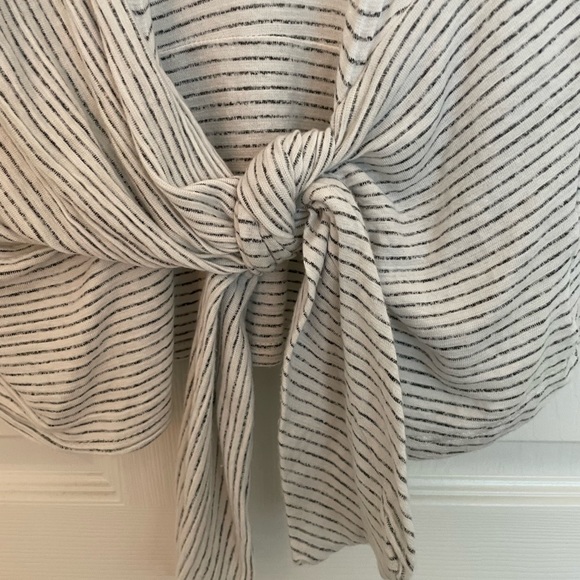 Knotted Top - Picture 2 of 3